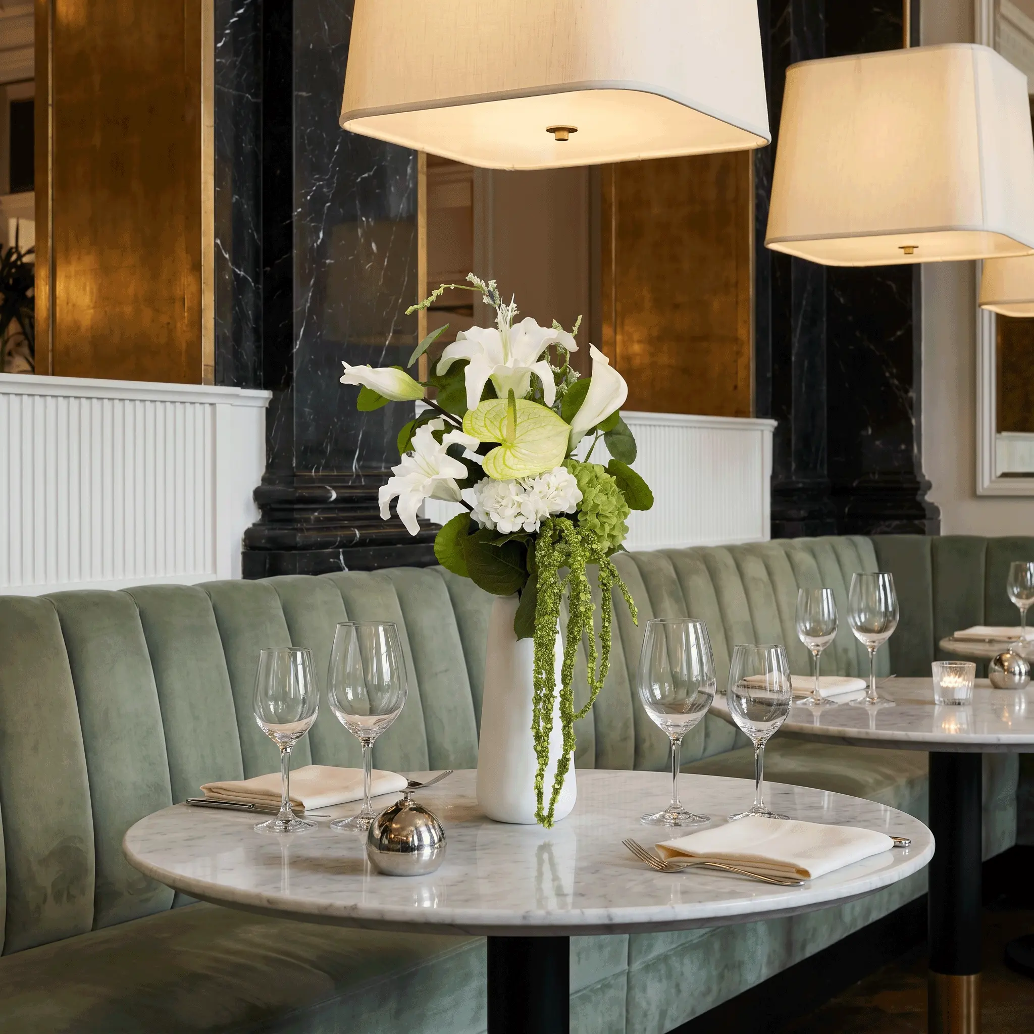 Blomsterarrangement i restaurant