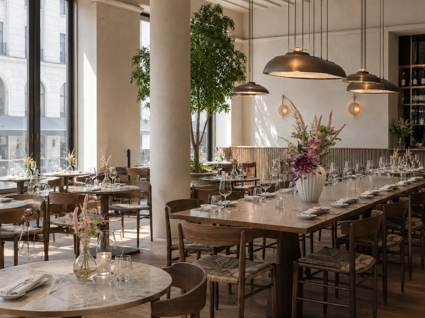 Blomsterarrangement i restaurant